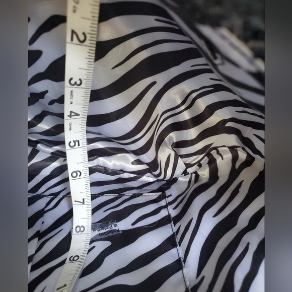 Women's gray and black faux snakeskin hobo Style bag with extra strap - Picture 10 of 13